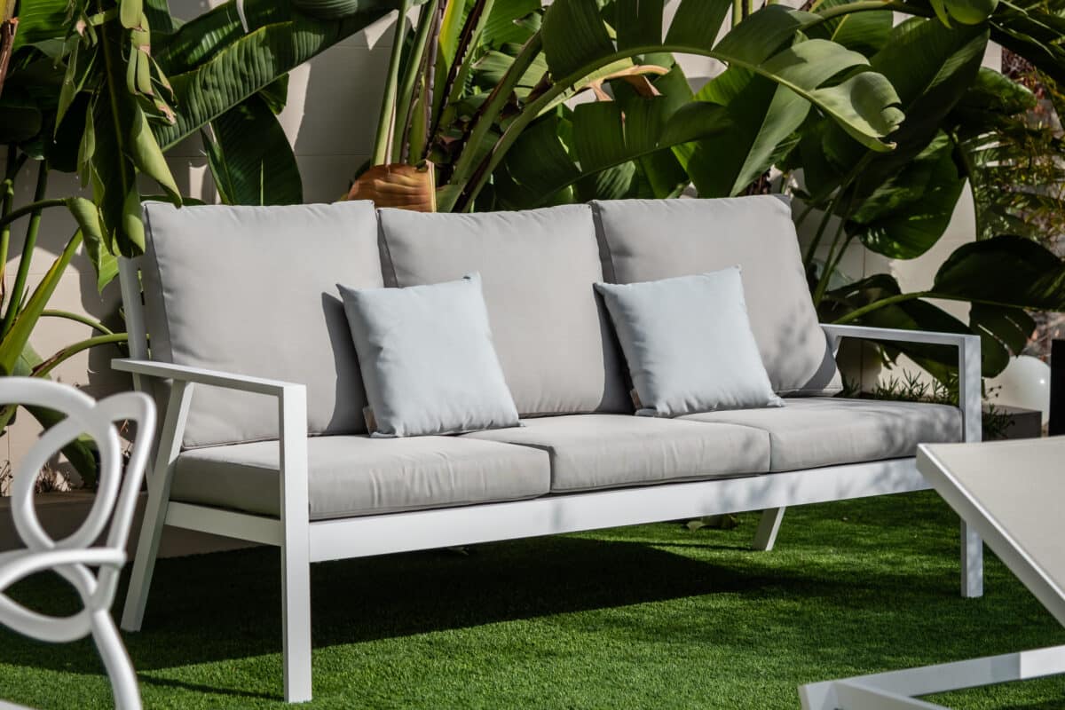 sofa de color gris amb dos coixins
