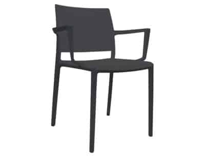 La imatge mostra una cadira de resina de polipropilè de color negre moderna amb reposabraços. Té un disseny minimalista, amb línies netes i una superfície llisa. Sembla lleugera i apilable, adequada tant per a ús interior com exterior. El fons és simple i no distreu de la cadira en si, cosa que la converteix en el punt focal de la imatge