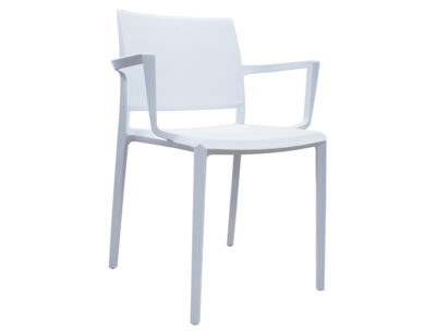 La imatge mostra una cadira de resina de polipropilè de color blanc moderna amb reposabraços. Té un disseny minimalista, amb línies netes i una superfície llisa. Sembla lleugera i apilable, adequada tant per a ús interior com exterior. El fons és simple i no distreu de la cadira en si, cosa que la converteix en el punt focal de la imatge