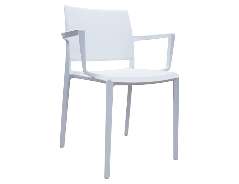 La imatge mostra una cadira de resina de polipropilè de color blanc moderna amb reposabraços. Té un disseny minimalista, amb línies netes i una superfície llisa. Sembla lleugera i apilable, adequada tant per a ús interior com exterior. El fons és simple i no distreu de la cadira en si, cosa que la converteix en el punt focal de la imatge