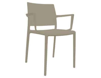 La imatge mostra una cadira de resina de polipropilè de color tortola moderna amb reposabraços. Té un disseny minimalista, amb línies netes i una superfície llisa. Sembla lleugera i apilable, adequada tant per a ús interior com exterior. El fons és simple i no distreu de la cadira en si, cosa que la converteix en el punt focal de la imatge