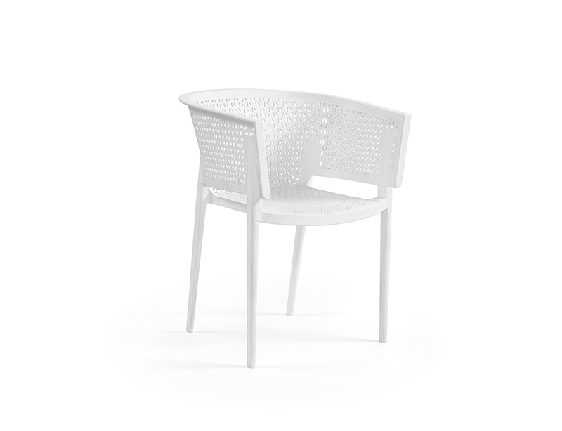 Imagen de una silla blanca de diseño moderno con un patrón de trabajo abierto y curvado en el respaldo y el asiento. La silla tiene cuatro patas, reposabrazos y está posicionada contra un fondo claro y simple que proporciona un entorno neutro que resalta el artículo