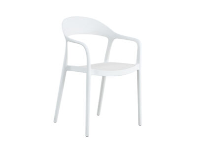 La imagen muestra una silla de resina de polipropileno de color blanco moderna con reposabrazos. Tiene un diseño minimalista, con líneas limpias y una superficie lisa. Parece ser ligera y apilable, adecuada tanto para uso interior como exterior. El fondo es simple y no distrae de la silla en sí, lo que la convierte en el punto focal de la imagen