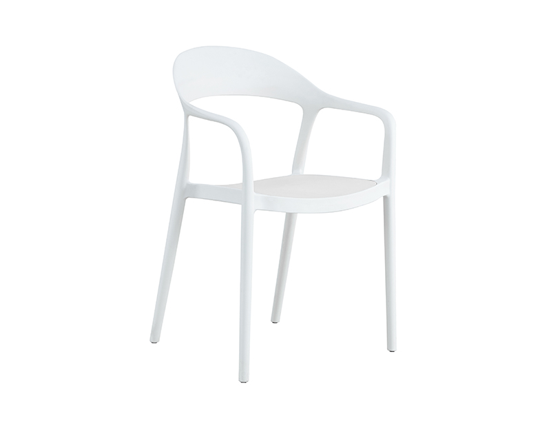 La imagen muestra una silla de resina de polipropileno de color blanco moderna con reposabrazos. Tiene un diseño minimalista, con líneas limpias y una superficie lisa. Parece ser ligera y apilable, adecuada tanto para uso interior como exterior. El fondo es simple y no distrae de la silla en sí, lo que la convierte en el punto focal de la imagen