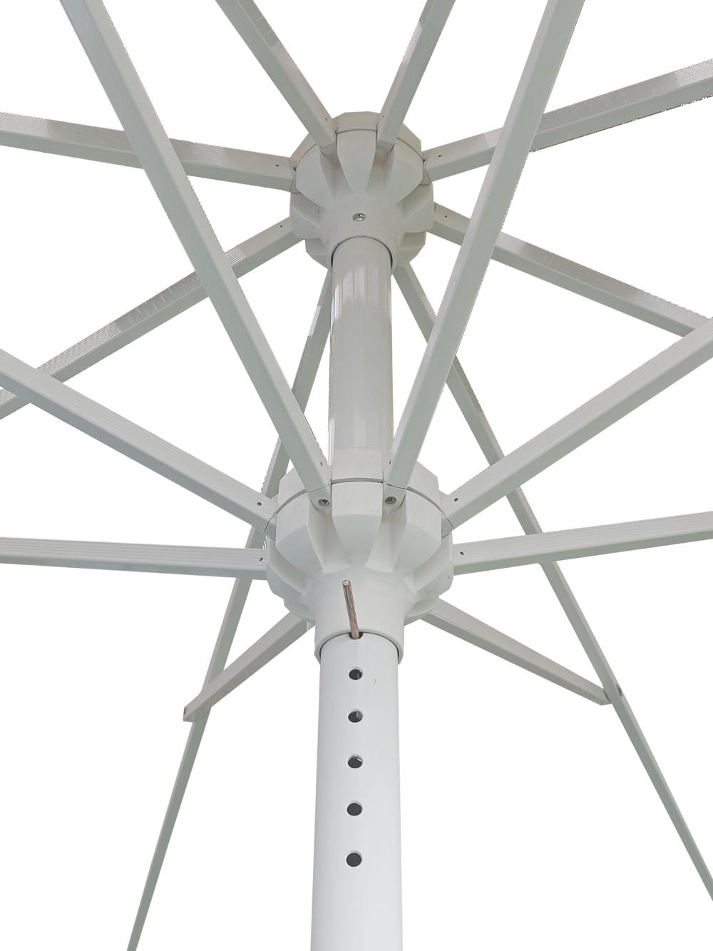 Se observan las varillas que forman la estructura interna de un parasol.
