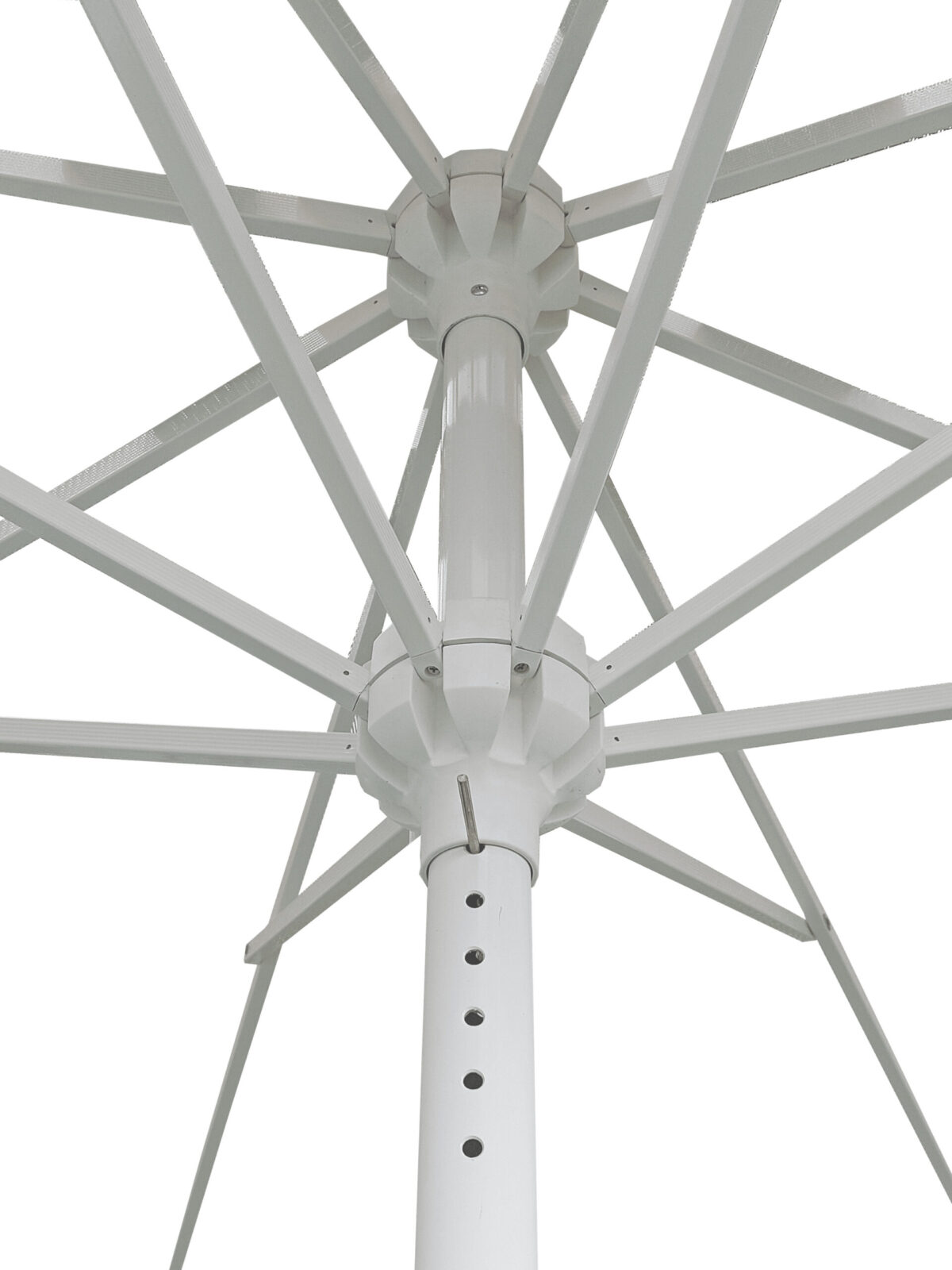 Se observan las varillas que forman la estructura interna de un parasol.