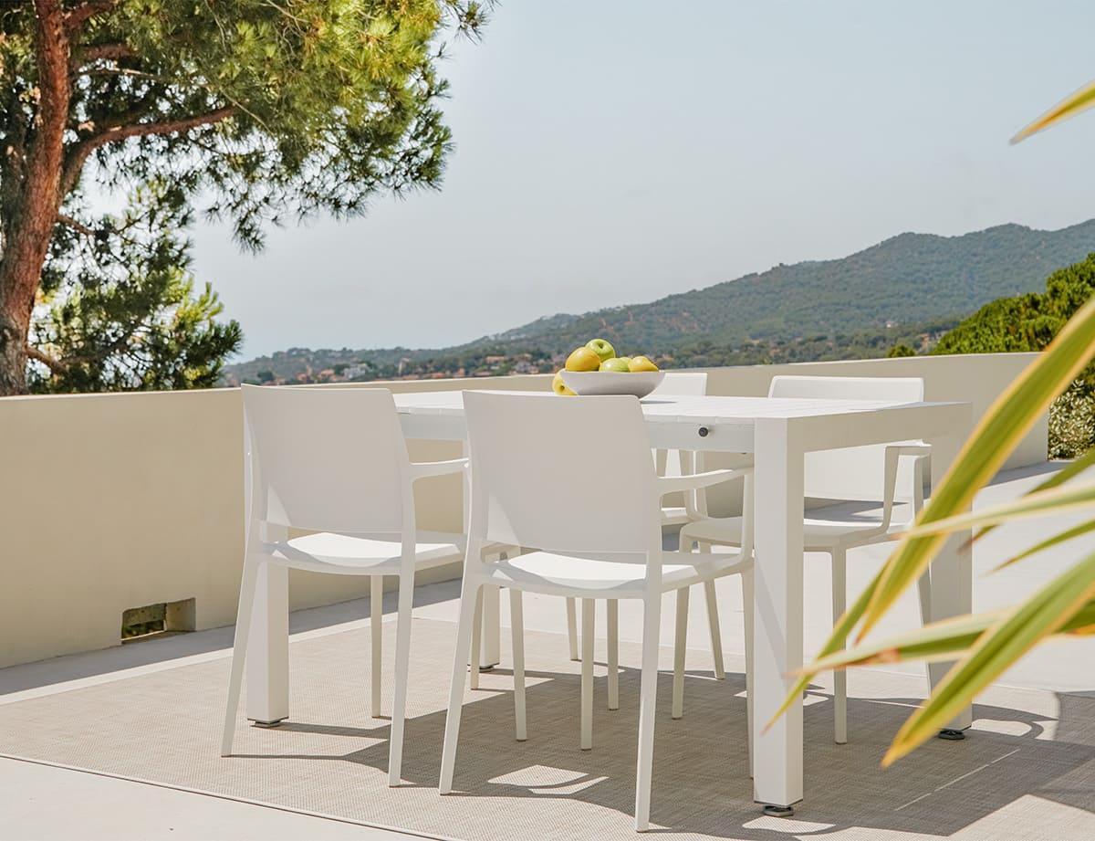 Mesa Atlanta exterior de aluminio con sillas Bimba en terraza mediterránea