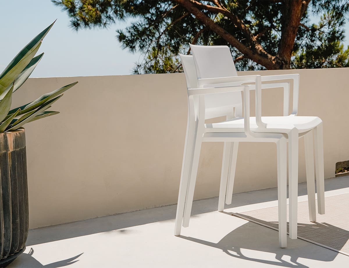 Silla Bimba blanca apilada para terraza exterior, diseño moderno en polipropileno resistente