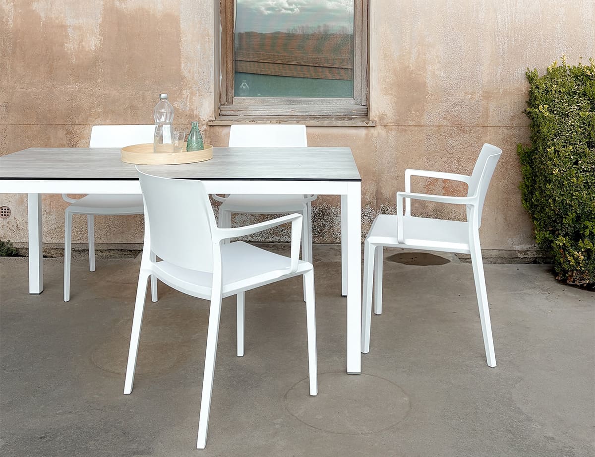 Mesa Brunei blanca con tablero compacto EN HPL Moonwalk y sillas Bimba blancas para comedor exterior