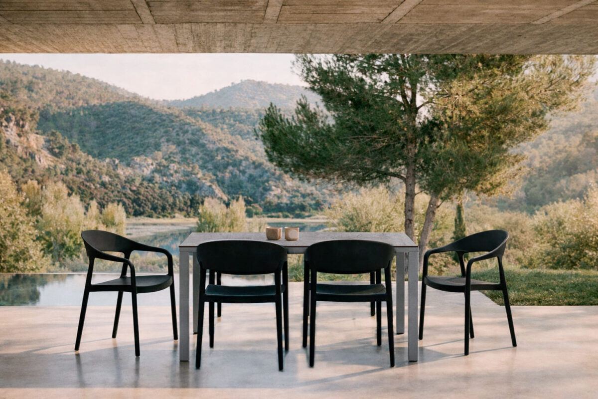 Mesa de exterior Brunei con sillas Duna negras en terraza contemporánea